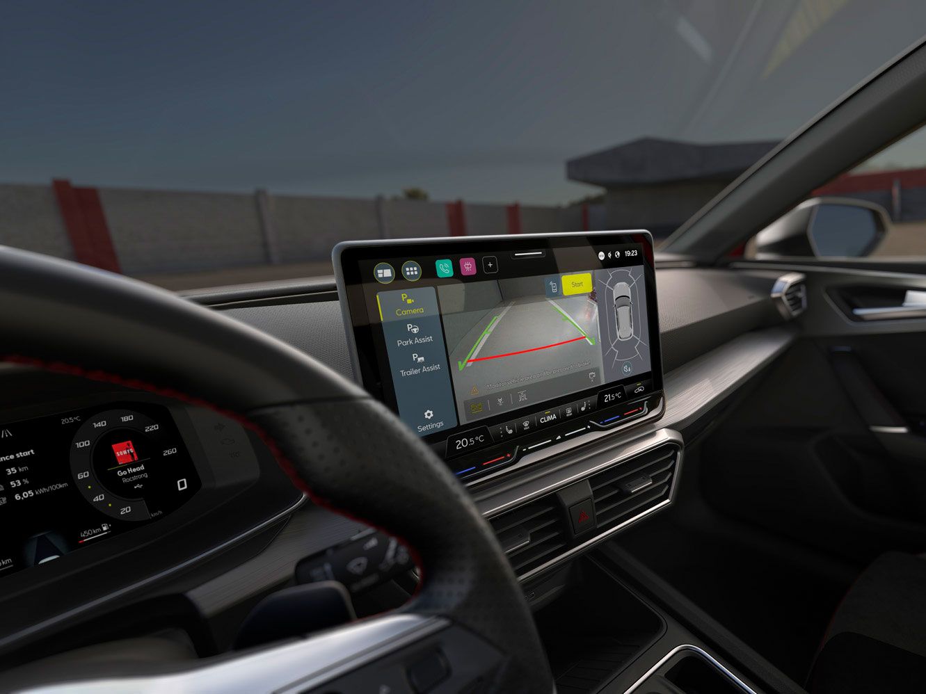 Innenansicht des Seat Leon, wo der Touchscreen und der Park Assist zu sehen sind, um zu zeigen, dass der Fahrer dank dieser Technologie problemlos einparken kann.