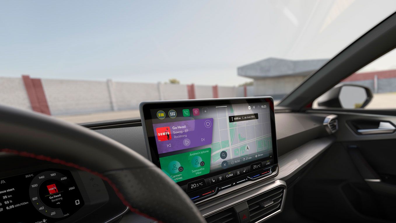 Innenraum des SEAT Leon mit Blick auf das Lenkrad und das voll-dynamische Touchscreen-Cockpit für volle Kontrolle während der Fahrt.