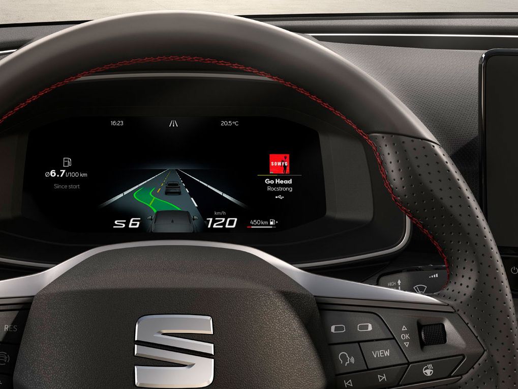 Adaptiver Tempomat mit vorausschauender Funktion im SEAT Leon, eine beeindruckende halbautonome Technologie, ideal für kleine Familienfahrzeuge.