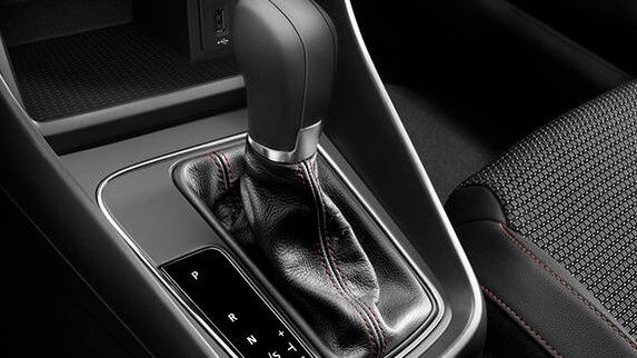 Detailansicht des Ganghebels für das Automatikgetriebe in einem SEAT.