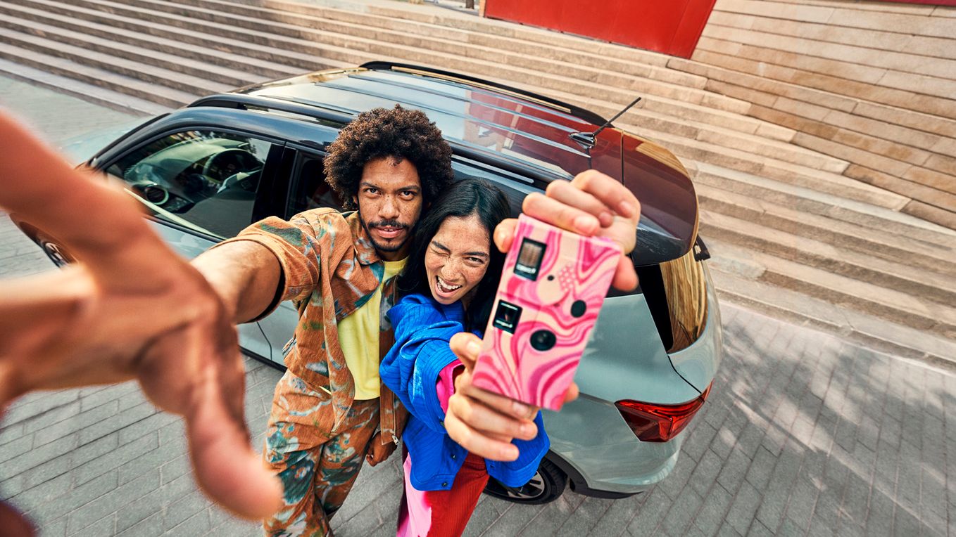 Pärchen vor dem SEAT Arona beim Selfie machen
