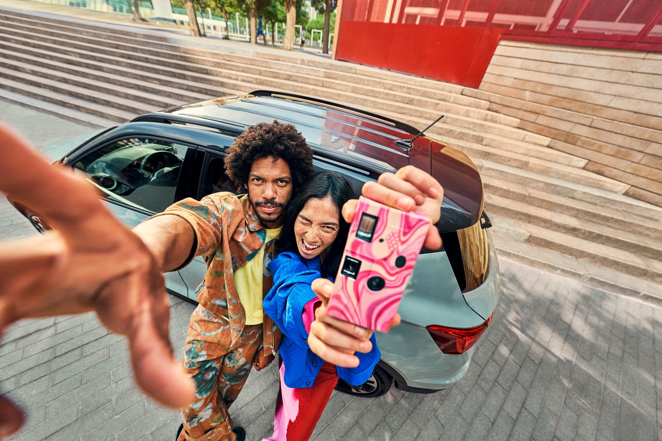 Pärchen vor dem SEAT Arona beim Selfie machen