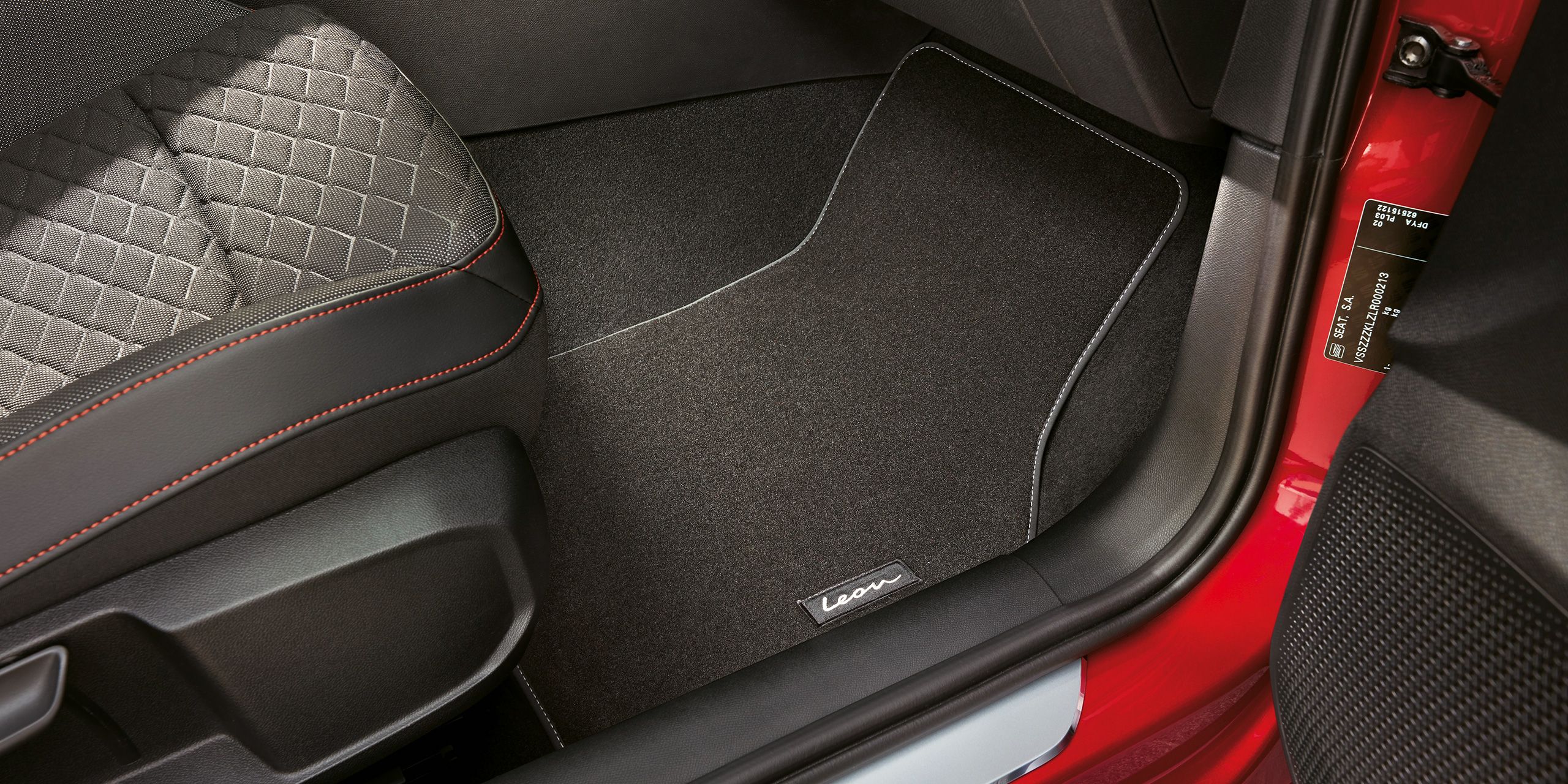 Textilfußmatten mit Leon Schriftzug im SEAT Leon.