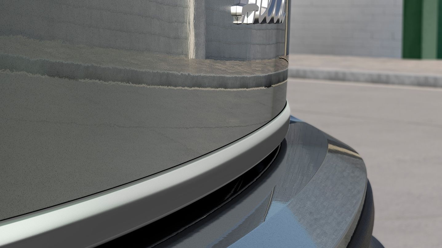 Detailansicht der Heckklappenzierleiste in Silber beim SEAT Ateca.