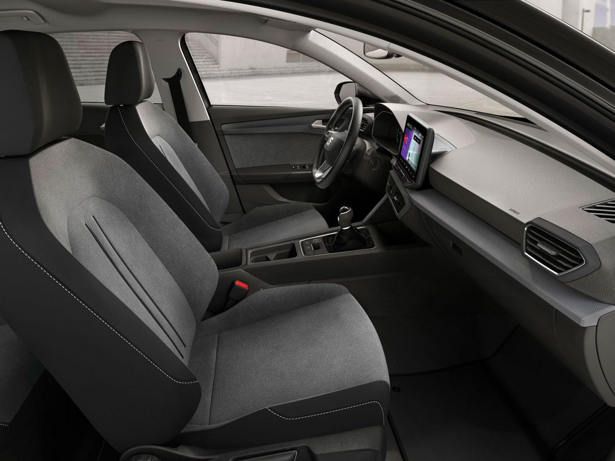 Innenansicht des SEAT Leon mit Stoff-Komfortsitzen, die ein entspanntes und praktisches Fahrerlebnis bieten