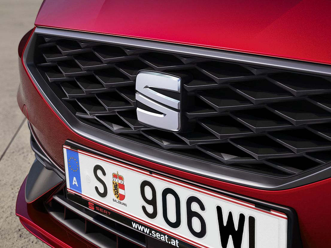 Detailansicht des Kühlergrills eines roten SEAT Leon SP Kombi.