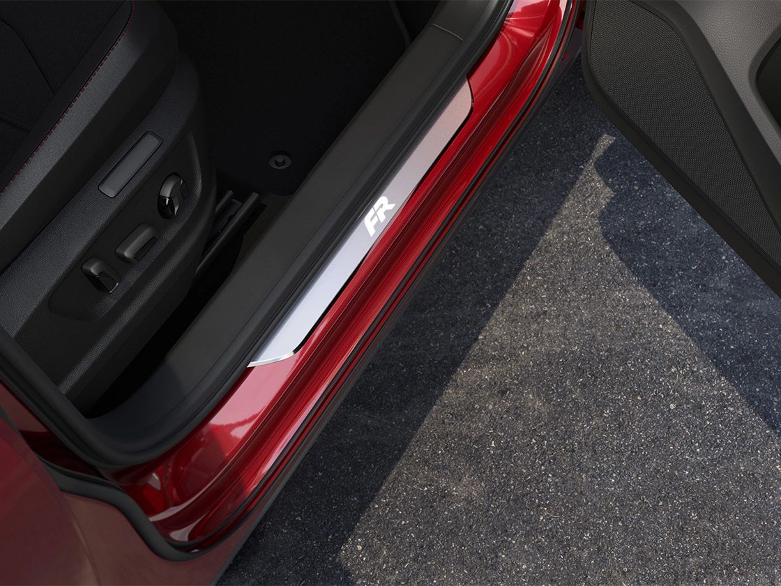 Ansicht der schützenden Einstiegsleiste, die Stil und Persönlichkeit zum Auto beiträgt.
