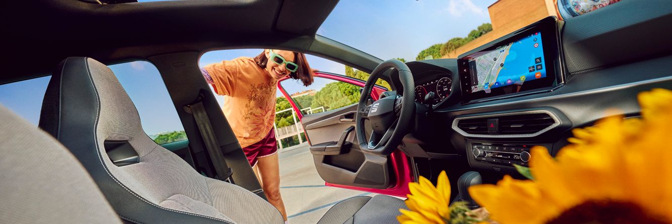 SEAT Ibiza Innenraum mit Sonnenblumen und Mädchen in offener Tür
