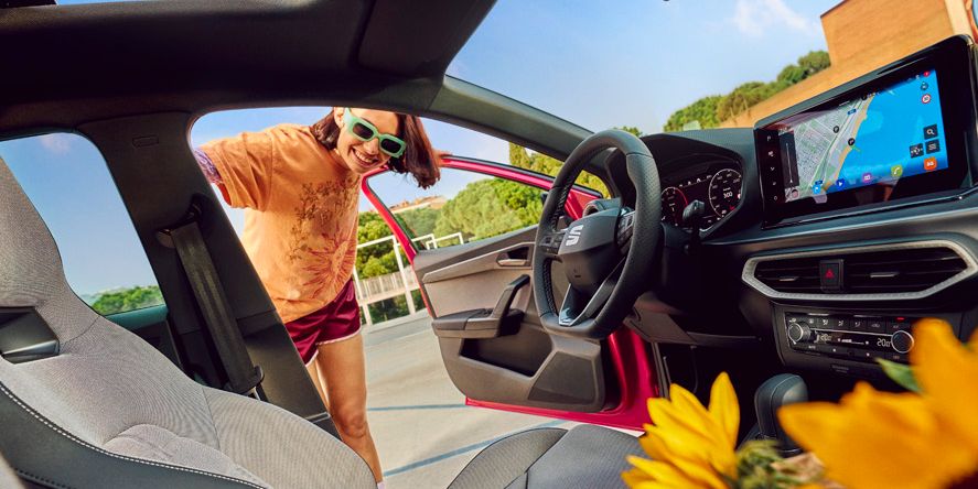 SEAT Ibiza Innenraum mit Sonnenblumen und Mädchen in offener Tür