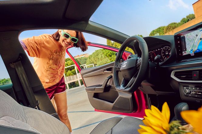 SEAT Ibiza Innenraum mit Sonnenblumen und Mädchen in offener Tür
