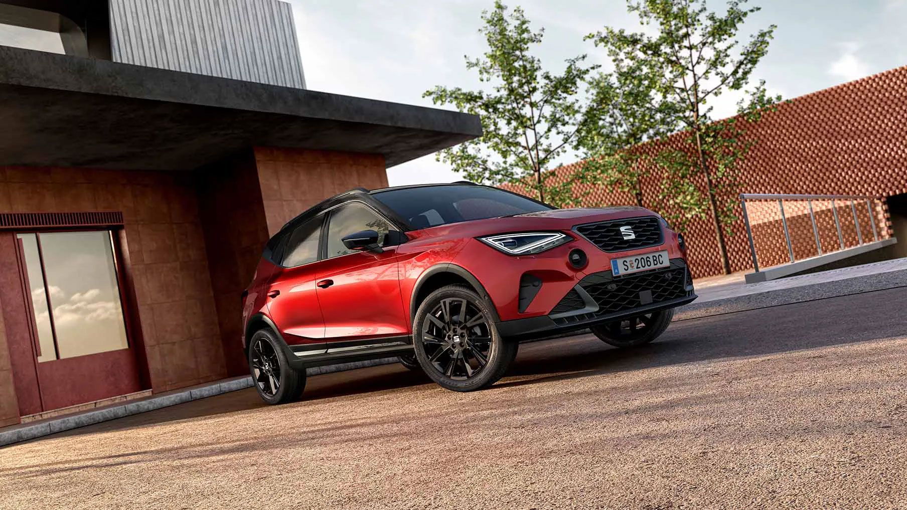 SEAT Arona in roter Farbe wird perspektivisch in einer urbanen Umgebung dargestellt 