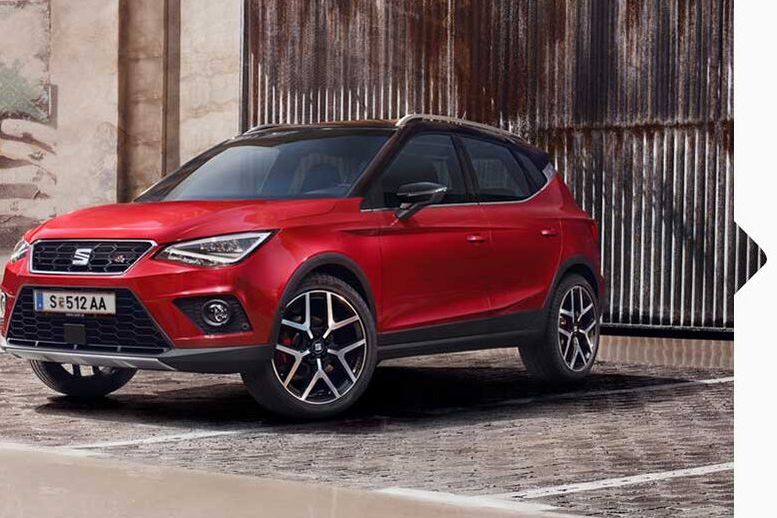 Ein roter SEAT Arona City SUV aus dem Jahr 2017.