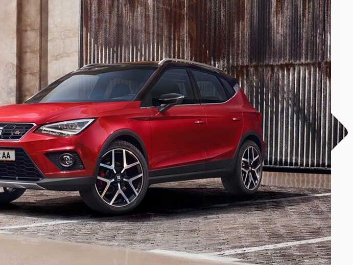 Ein roter SEAT Arona City SUV aus dem Jahr 2017.
