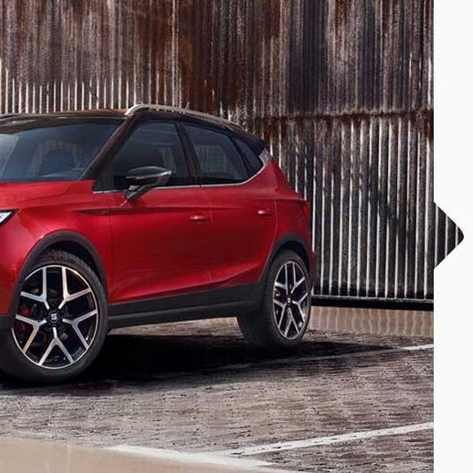Ein roter SEAT Arona City SUV aus dem Jahr 2017.