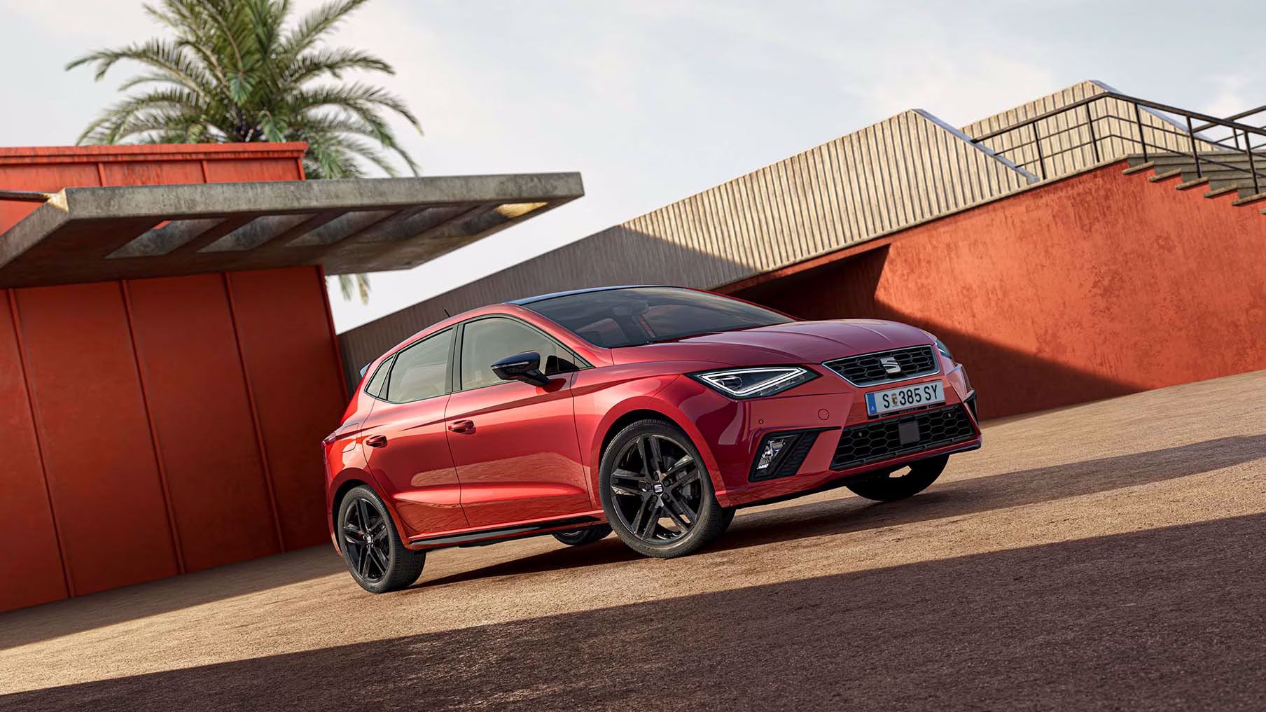 SEAT Ibiza in roter Farbe wird perspektivisch in einer urbanen Umgebung dargestellt 