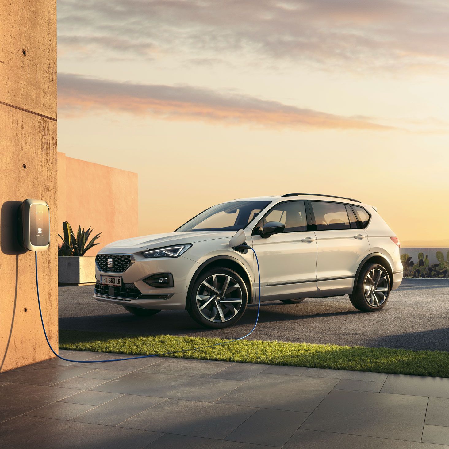 Ein weißer SEAT Tarraco e-Hybrid beim Ladevorgang.