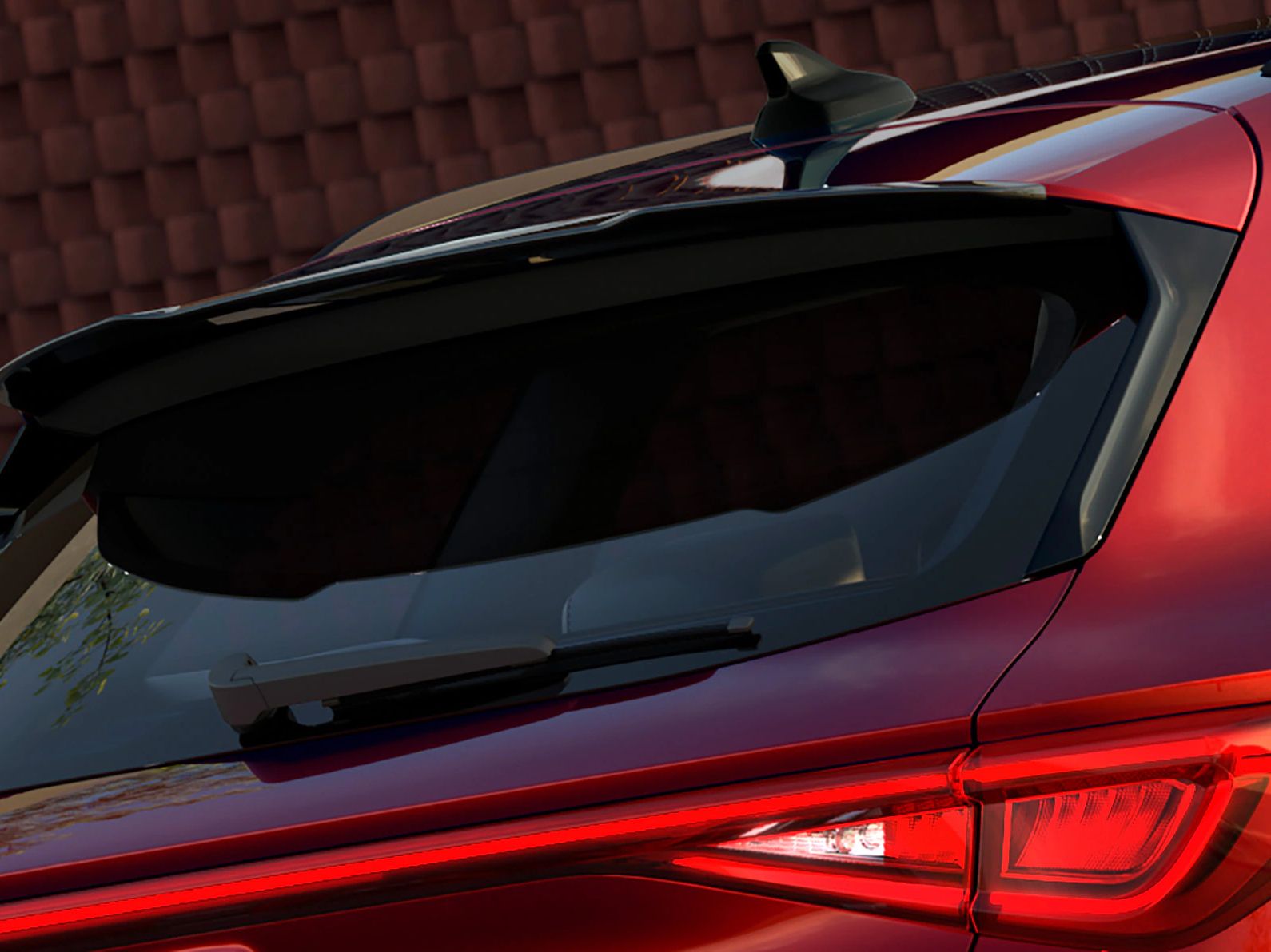 Detailansicht des schwarzen Dachspoilers bei einem roten SEAT Leon SP Kombi.
