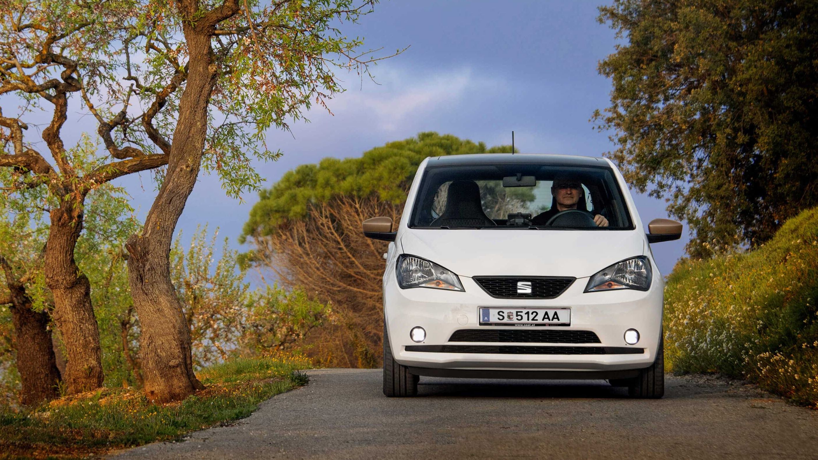 Frontansicht eines weißen SEAT Mii in Fahrt im Jahr 2010.