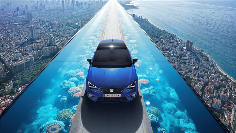 SEAT Ibiza auf Meeresstraße über Barcelona 
