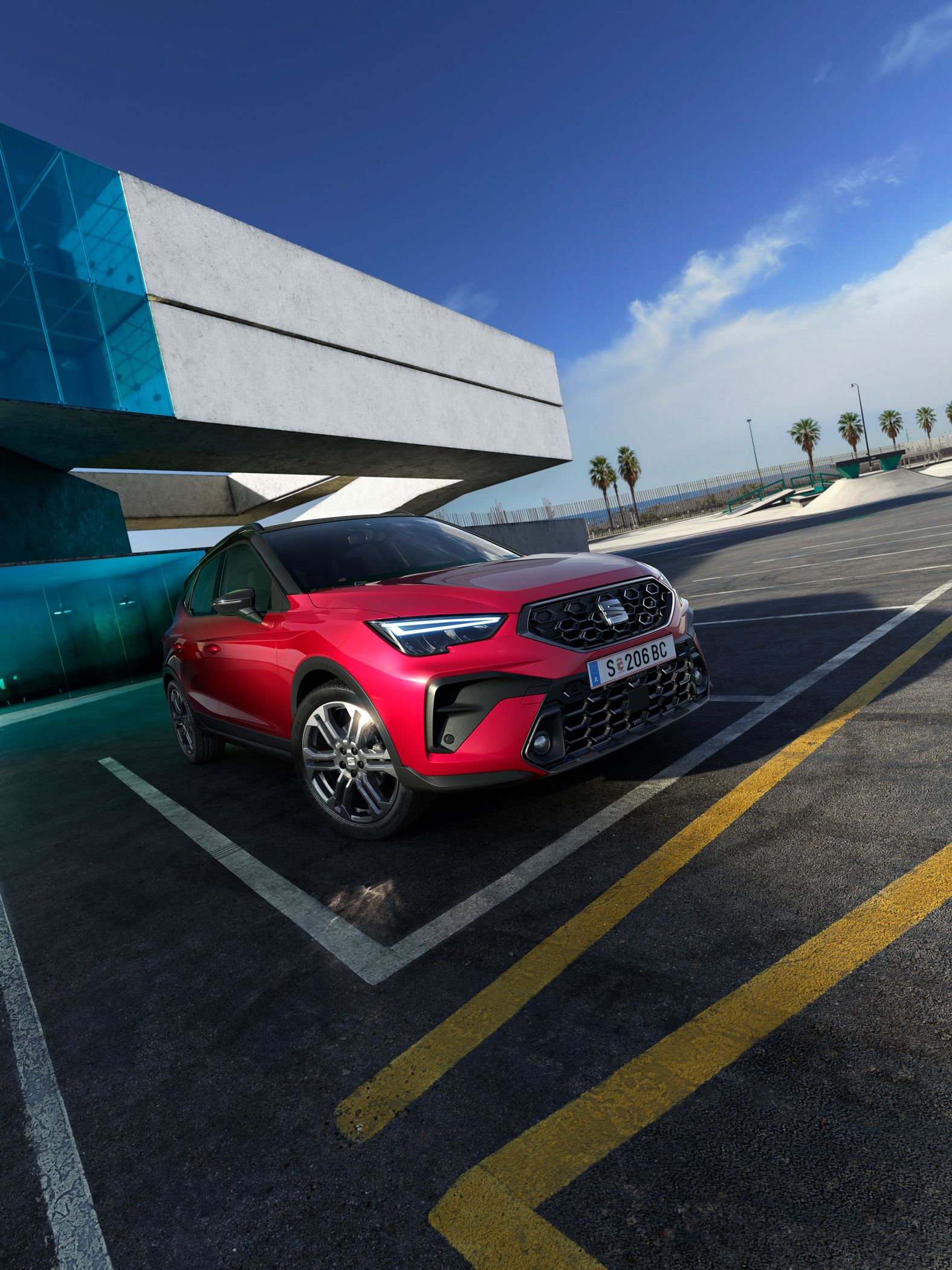 Seitenansicht des SEAT Arona FR, geparkt im Freien