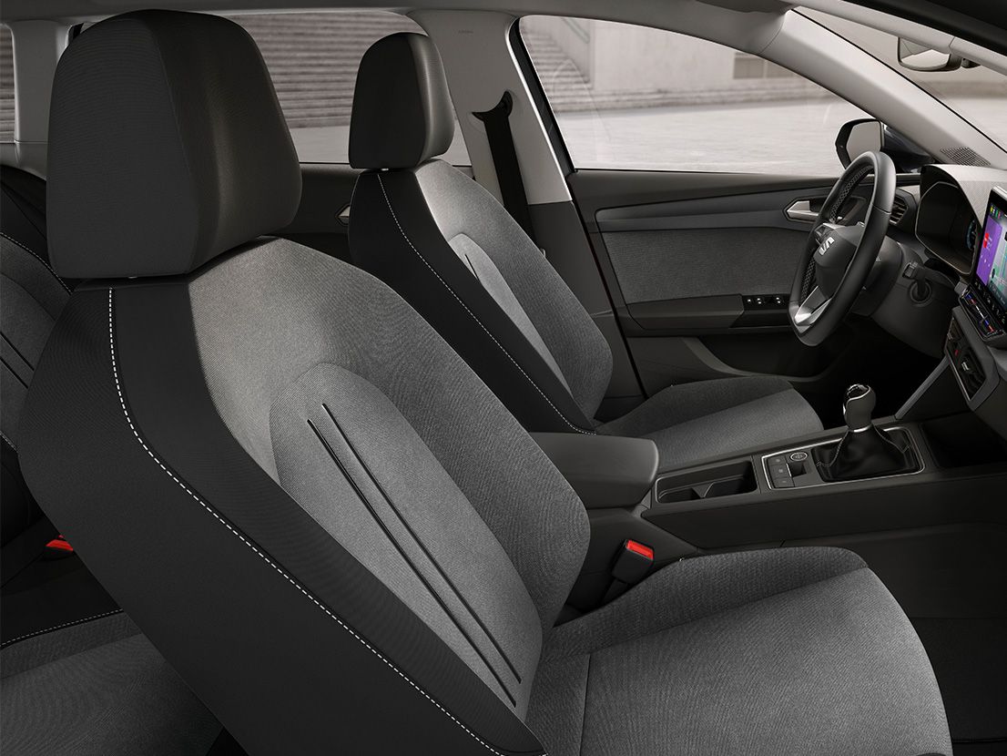 Blick auf die grauen Sitze aus hochwertigem Material im SEAT Leon SP Kombi.