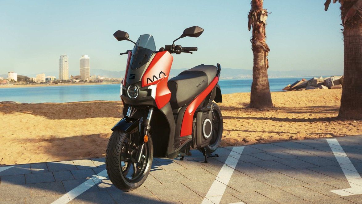 SEAT MÒ 125 auf einen Strandparkplatz