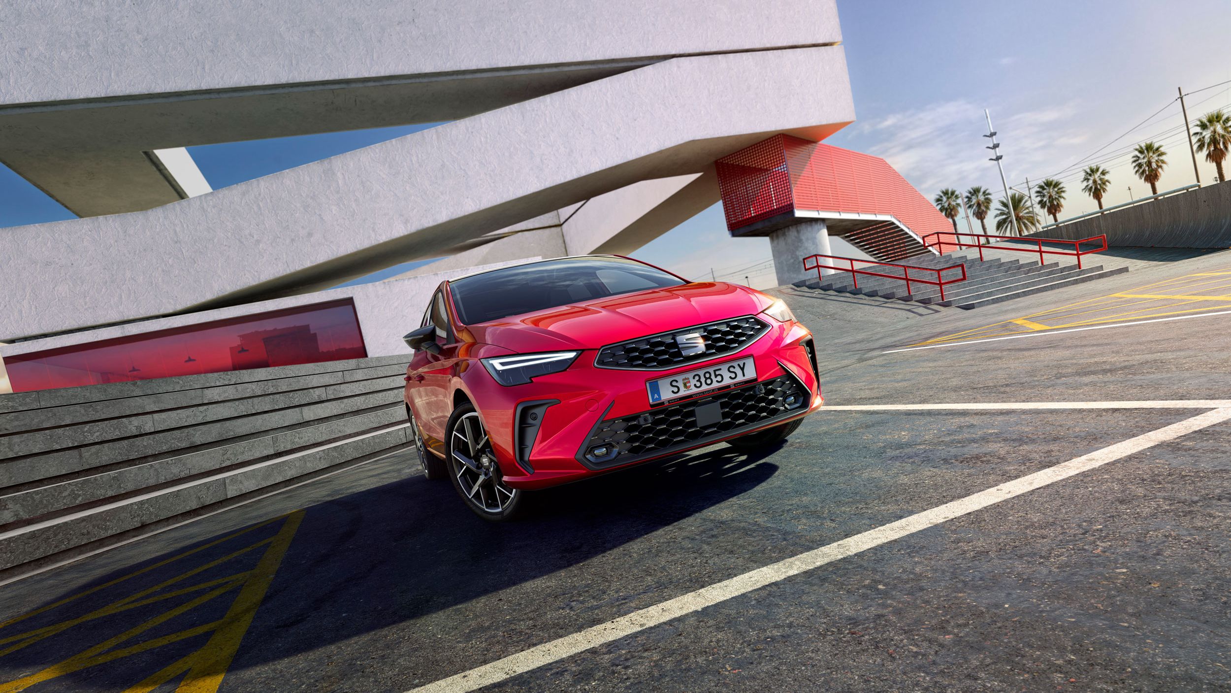 Gesamtansicht eines roten SEAT Ibiza 2025, im Freien geparkt