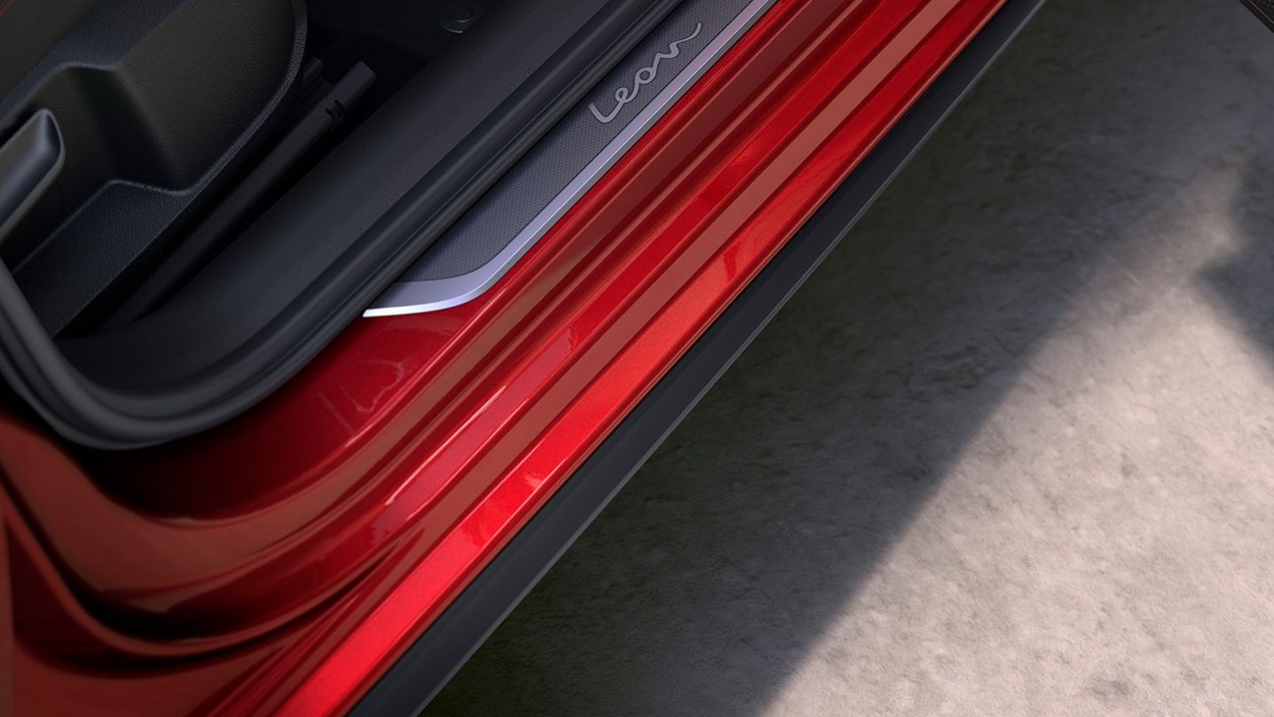 Detailaufnahme der Einstiegsleisten im SEAT Leon SP Kombi.