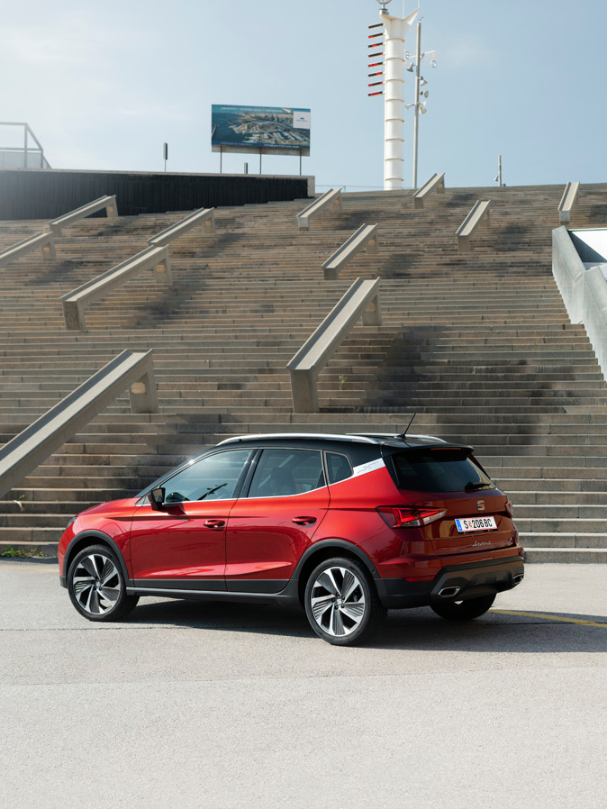 rückansicht SEAT Arona vor Treppen