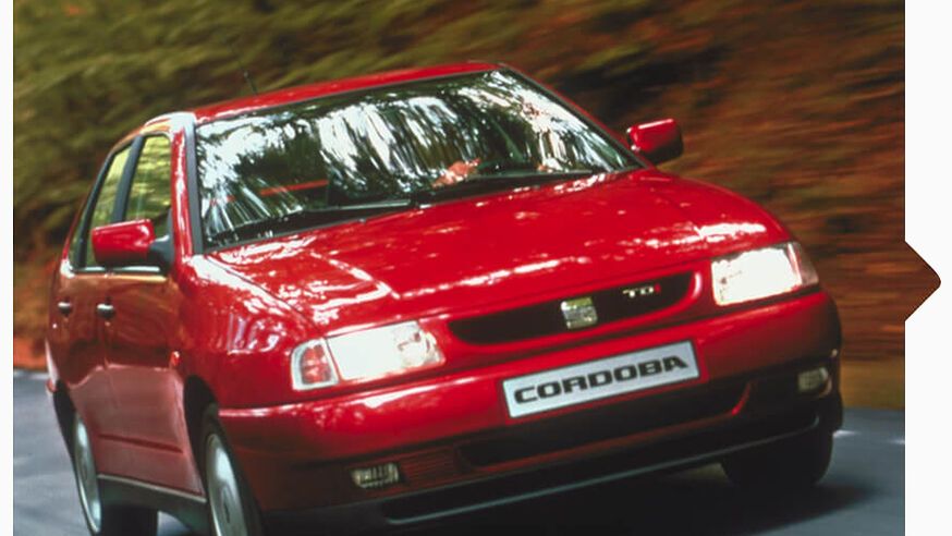 Ein roter SEAT Cordoba von 1993 in Fahrt.