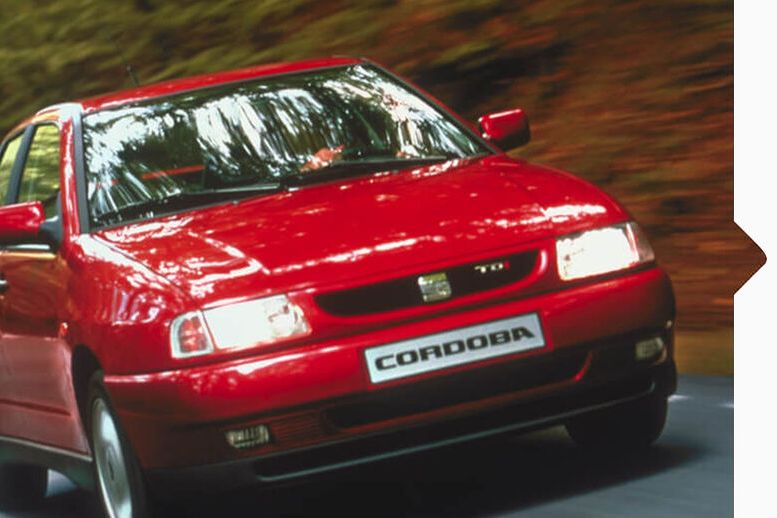 Ein roter SEAT Cordoba von 1993 in Fahrt.