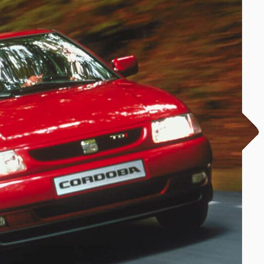 Ein roter SEAT Cordoba von 1993 in Fahrt.