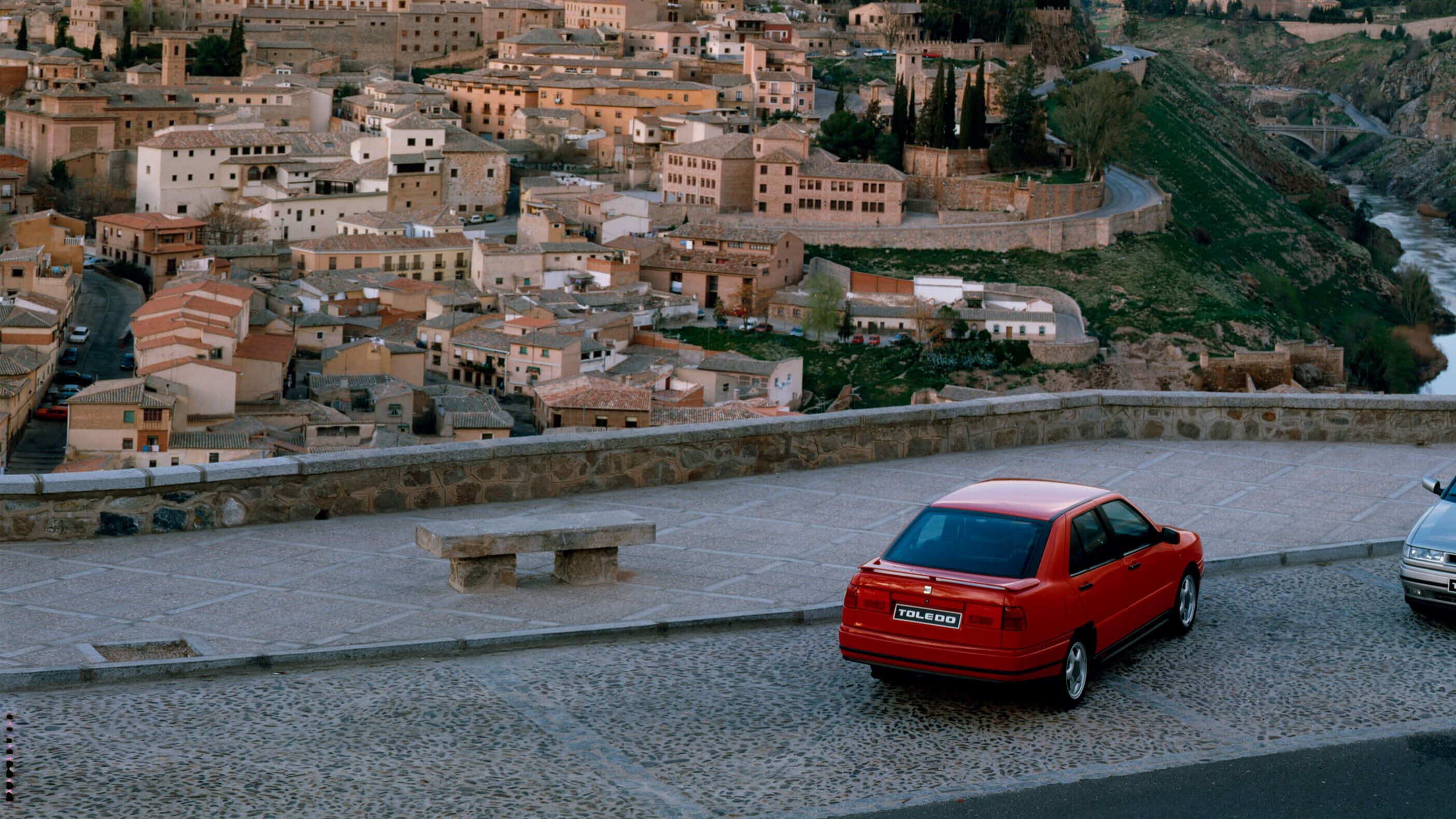 Ein roter und ein silberner SEAT Toledo von 1991.