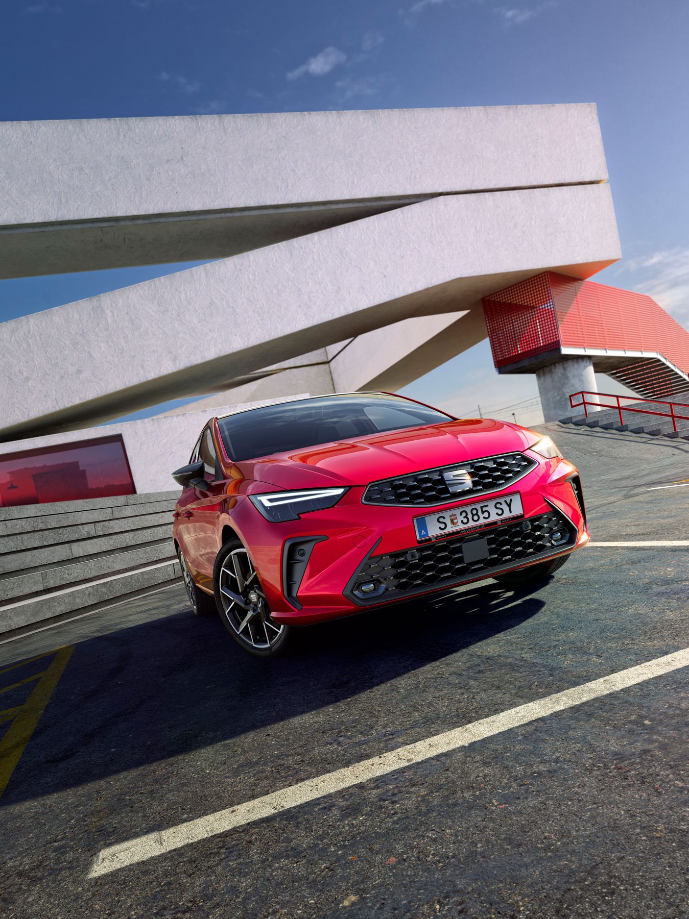 Gesamtansicht eines roten SEAT Ibiza 2025, im Freien geparkt