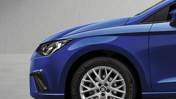 SEAT Ibiza in blau vordere Seitenansicht.