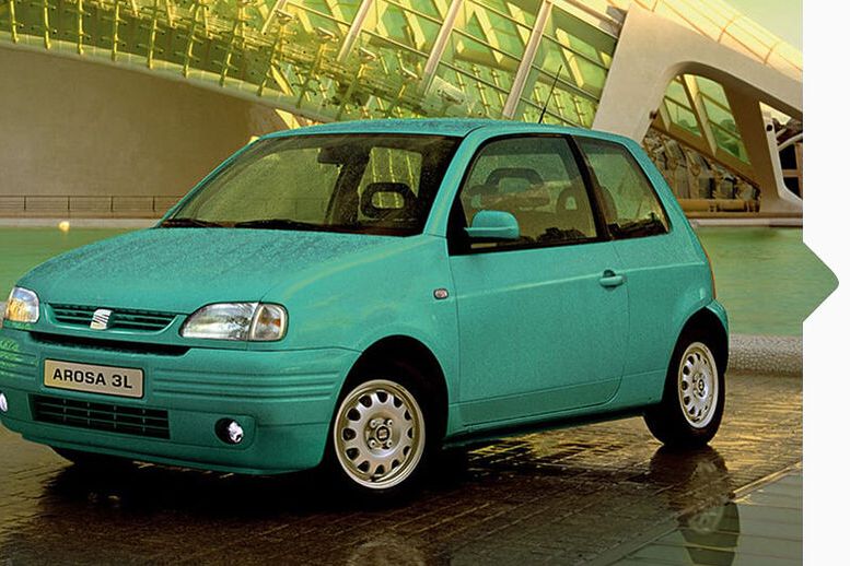 Ein türkiser SEAT Arosa von 1997.