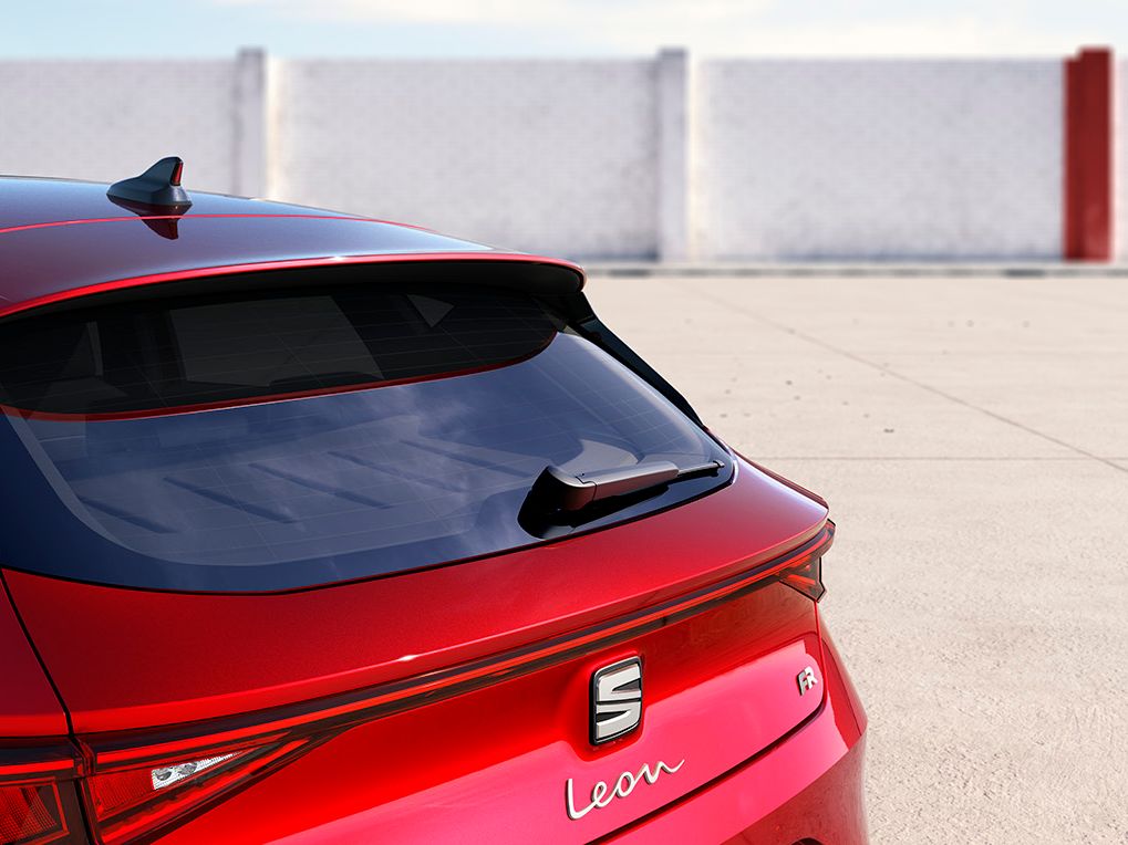 Detailansicht Heckspoiler eines roten SEAT Leon 5-Türer