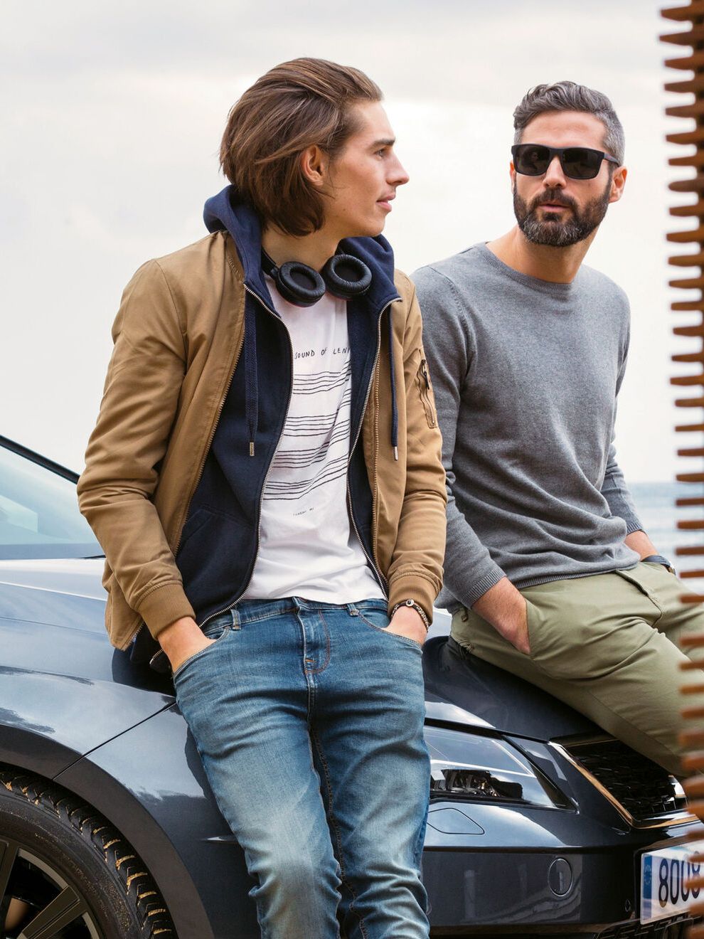 Zwei Männer lehnen auf der Motorhaube 