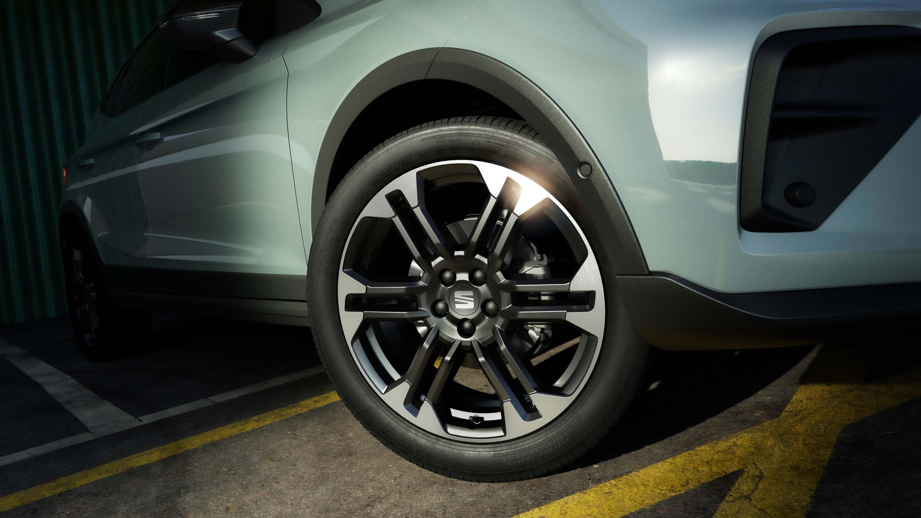 Nahaufnahme der 18-Zoll Performance gefrästen Leichtmetallfelgen des SEAT Arona