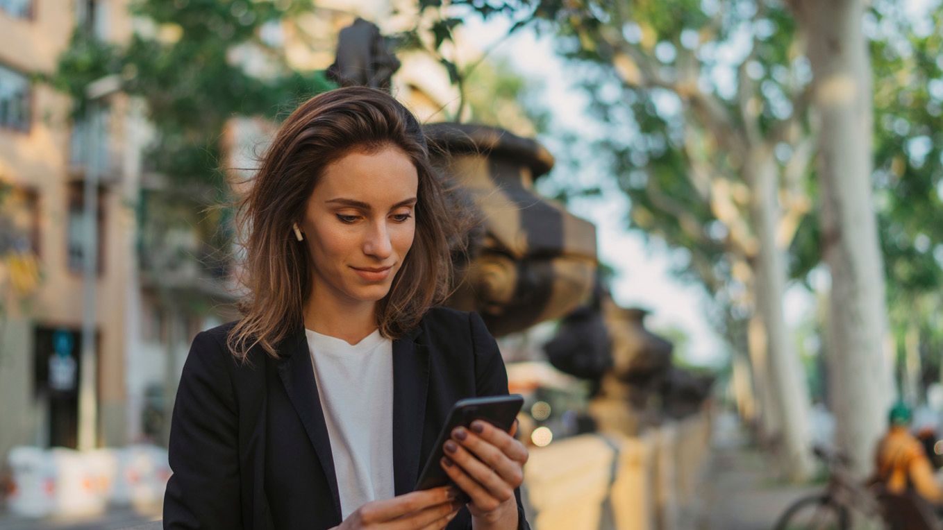 Frau nutzt ihr Smartphone für SEAT CONNECT.