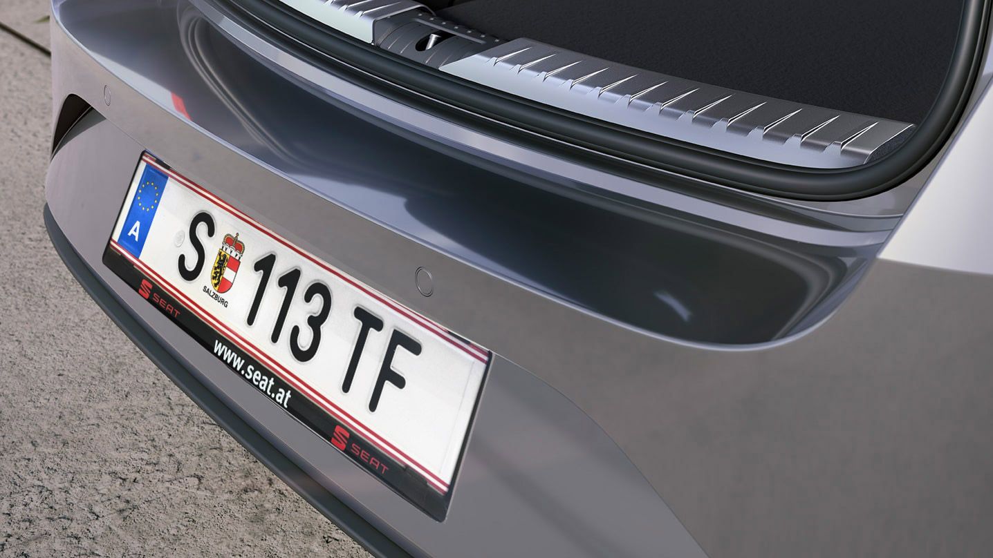 Detailansicht der Ladekante eines grauen SEAT Leon SP Kombi.