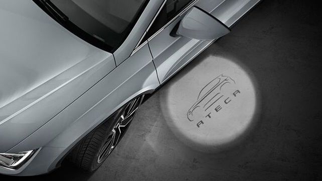 Zu sehen ist ein SEAT Ateca und das Logo dazu 