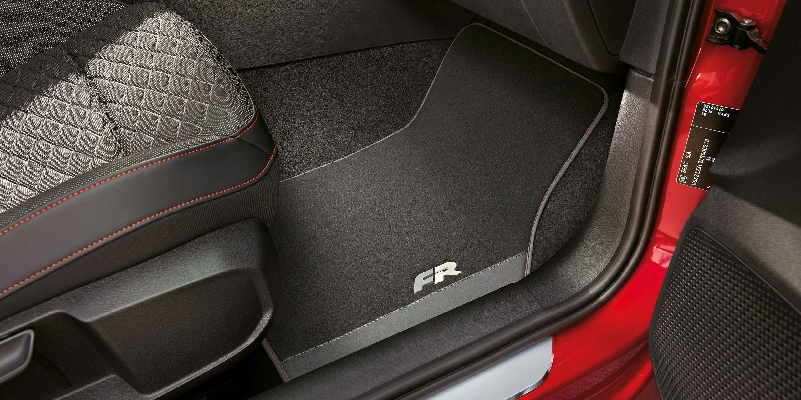 Textilfußmatten mit FR Schriftzug im SEAT Leon.