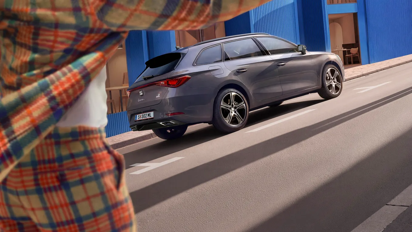 [AI-modified] – Ein bunt gekleideter Mann läuft zu seinem SEAT Leon NF