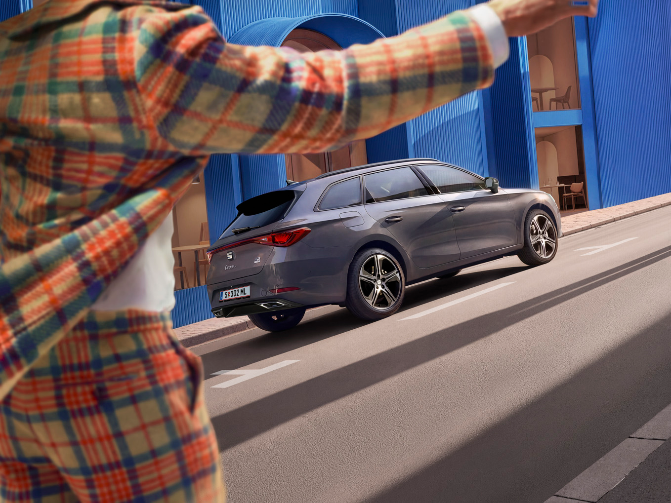 [AI-modified] – Ein bunt gekleideter Mann läuft zu seinem SEAT Leon NF