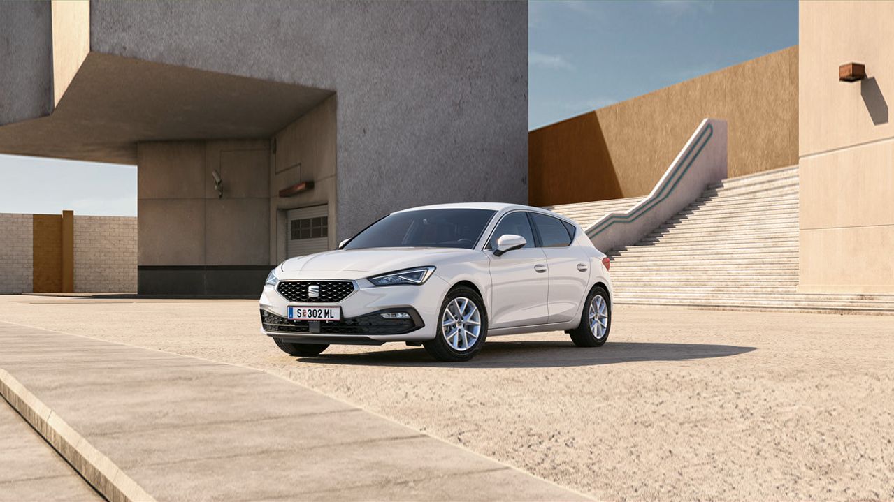 Ein weißer SEAT Leon in schräger Frontansicht.
