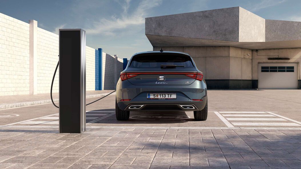 SEAT Leon in Ladestation, Hecksansicht
