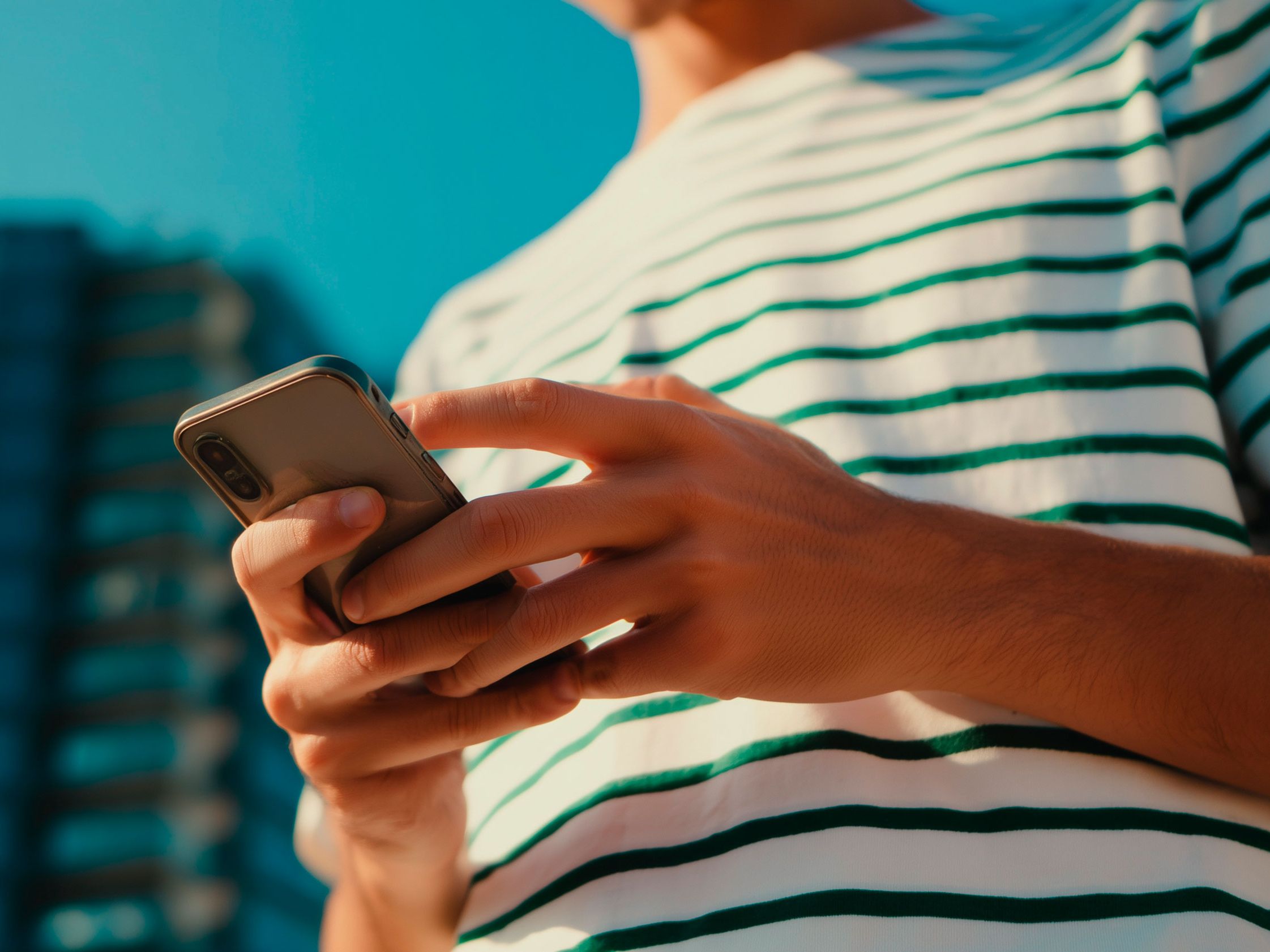 Person hält ihr Smartphone und nutzt die My SEAT App