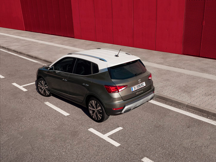 SEAT Arona mit weißem Dach, geparkt an einer Seitenstraße