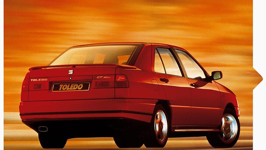 Heckansicht eines roten SEAt Toledo von 1995.